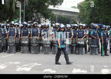 Dhaka, Wari, Bangladesch. Juli 2024. Bangladeschs Polizeipersonal feuert Tränenbomben ab, während Studenten am 17. Juli 2024 gegen Quoten für Regierungsjobs an der Dhaka-Universität in der Hauptstadt protestieren. Am 17. Juli trauerten Schüler in Bangladesch, die bei Protesten über die Einstellungsregeln für den öffentlichen Dienst getötet wurden, einen Tag nachdem die Regierung die unbestimmte Schließung von Schulen landesweit angeordnet hatte, um die Ordnung wiederherzustellen. Studenten setzen Holz, Motorrad in Brand, als sie gegen Quoten in staatlichen Jobs protestieren (Credit Image: © Habibur Rahman/ZUMA Press Wire) NUR REDAKTIONELLE VERWENDUNG! Nicht für kommerzielle ZWECKE! Stockfoto