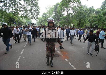 Dhaka, Wari, Bangladesch. Juli 2024. Grenzschutzbeamte Bangladesch (BGB) stehen am 17. Juli 2024 an der Dhaka-Universität in der Hauptstadt als Wächter, während Studentenproteste gegen Quoten in Regierungsjobs protestiert wurden. Am 17. Juli trauerten Schüler in Bangladesch, die bei Protesten über die Einstellungsregeln für den öffentlichen Dienst getötet wurden, einen Tag nachdem die Regierung die unbestimmte Schließung von Schulen landesweit angeordnet hatte, um die Ordnung wiederherzustellen. (Kreditbild: © Habibur Rahman/ZUMA Press Wire) NUR REDAKTIONELLE VERWENDUNG! Nicht für kommerzielle ZWECKE! Stockfoto