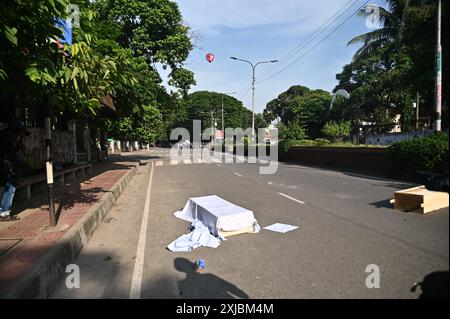 Dhaka, Wari, Bangladesch. Juli 2024. Bangladeschs Polizeipersonal feuert Tränenbomben ab, während Studenten am 17. Juli 2024 gegen Quoten für Regierungsjobs an der Dhaka-Universität in der Hauptstadt protestieren. Am 17. Juli trauerten Schüler in Bangladesch, die bei Protesten über die Einstellungsregeln für den öffentlichen Dienst getötet wurden, einen Tag nachdem die Regierung die unbestimmte Schließung von Schulen landesweit angeordnet hatte, um die Ordnung wiederherzustellen. Studenten setzen Holz, Motorrad in Brand, als sie gegen Quoten in staatlichen Jobs protestieren (Credit Image: © Habibur Rahman/ZUMA Press Wire) NUR REDAKTIONELLE VERWENDUNG! Nicht für kommerzielle ZWECKE! Stockfoto