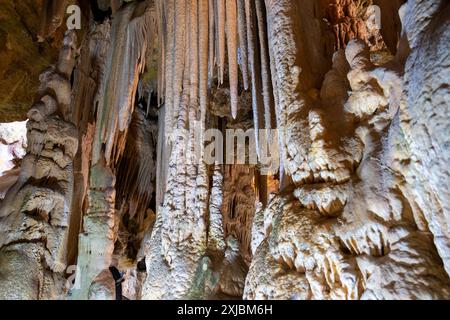 Ein detaillierter Blick auf Stalaktiten in einer Höhle, gekennzeichnet durch langgezogene, tropfende Formationen aus Kalkstein und Mineralablagerungen, die an der Decke der Höhle hängen Stockfoto