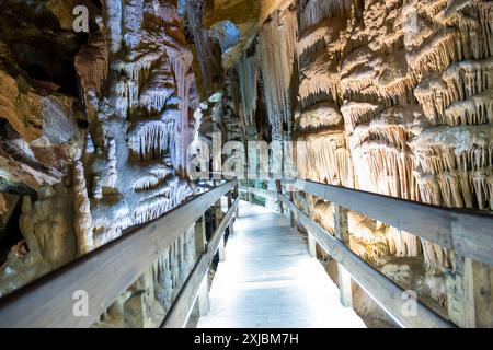 Ein detaillierter Blick auf Stalaktiten in einer Höhle, gekennzeichnet durch langgezogene, tropfende Formationen aus Kalkstein und Mineralablagerungen, die an der Decke der Höhle hängen Stockfoto