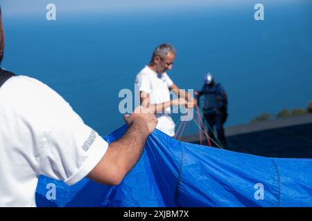 Paraglider Parachute Startet Cliff Stockfoto