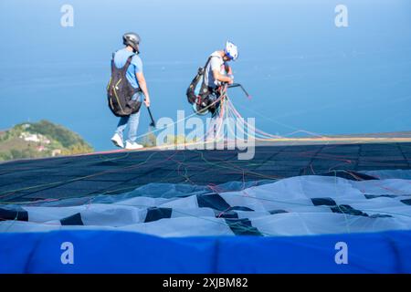 Paraglider Parachute Startet Cliff Stockfoto