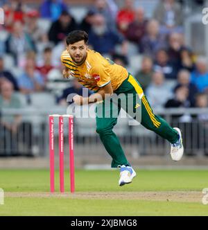 17. Juli 2024; Emirates Old Trafford Cricket Ground, Manchester, England; Vitality Blast T20 League Cricket, Lancashire Lightning gegen Nottinghamshire Outlaws; Fazal Haque von Nottingham Outlaws Bowling Stockfoto