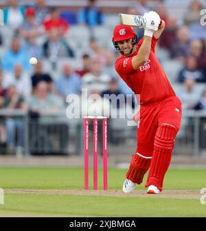 17. Juli 2024; Emirates Old Trafford Cricket Ground, Manchester, England; Vitality Blast T20 League Cricket, Lancashire Lightning gegen Nottinghamshire Outlaws; Liam Livingstone von Lancashire Lightning spielt in die Cover Stockfoto