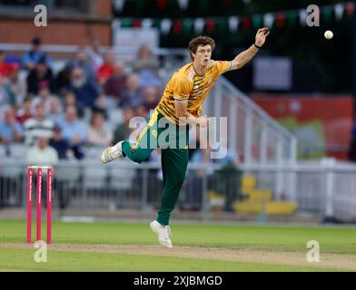 17. Juli 2024; Emirates Old Trafford Cricket Ground, Manchester, England; Vitality Blast T20 League Cricket, Lancashire Lightning gegen Nottinghamshire Outlaws; Calvin Harrison von Nottingham Outlaws Bowling Stockfoto