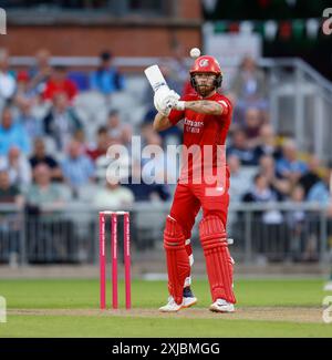 17. Juli 2024; Emirates Old Trafford Cricket Ground, Manchester, England; Vitality Blast T20 League Cricket, Lancashire Lightning gegen Nottinghamshire Outlaws; Phil Salt of Lancashire Lightning beobachtet den hohen Ball Stockfoto