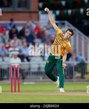 17. Juli 2024; Emirates Old Trafford Cricket Ground, Manchester, England; Vitality Blast T20 League Cricket, Lancashire Lightning gegen Nottinghamshire Outlaws; Calvin Harrison von Nottingham Outlaws Bowling Stockfoto