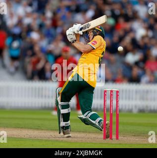 17. Juli 2024; Emirates Old Trafford Cricket Ground, Manchester, England; Vitality Blast T20 League Cricket, Lancashire Lightning gegen Nottinghamshire Outlaws; Calvin Harrison von Nottingham Outlaws Plays and Misses Stockfoto