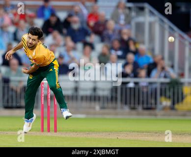 17. Juli 2024; Emirates Old Trafford Cricket Ground, Manchester, England; Vitality Blast T20 League Cricket, Lancashire Lightning gegen Nottinghamshire Outlaws; Fazal Haque von Nottingham Outlaws Bowling Stockfoto