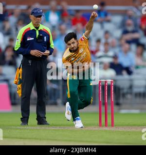 17. Juli 2024; Emirates Old Trafford Cricket Ground, Manchester, England; Vitality Blast T20 League Cricket, Lancashire Lightning gegen Nottinghamshire Outlaws; Fazal Haque von Nottingham Outlaws Bowling Stockfoto