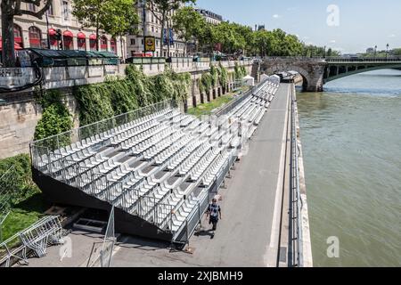 Saint Ouen, Paris, Frankreich. Juli 2024. 9 Tage vor den Olympischen Spielen beginnen die verschiedenen Stätten in der Hauptstadt und in ÃŽle-de-France noch weiter zu Formen. Die Polizei hat die Sicherheit in der Hauptstadt erhöht. Die Touristen beginnen, ihre Nachbarschaft zu übernehmen. (Kreditbild: © Sadak Souici/ZUMA Press Wire) NUR REDAKTIONELLE VERWENDUNG! Nicht für kommerzielle ZWECKE! Stockfoto