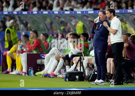 England-Trainer Gareth Southgate (rechts) und England-Assistenztrainer Steve Holland beim Endspiel der UEFA Euro 2024 im Olympiastadion in Berlin. Bilddatum: Sonntag, 14. Juli 2024. Stockfoto