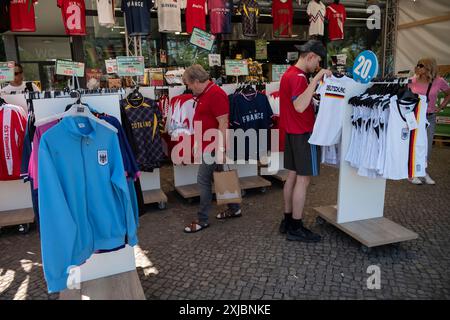 Fußballbegeisterte kaufen nachgebildete Fußballtrikots der Nationalmannschaft nach EURO24 an einem Pop-up-Stand am Brandenburger Tor, Berlin. Stockfoto