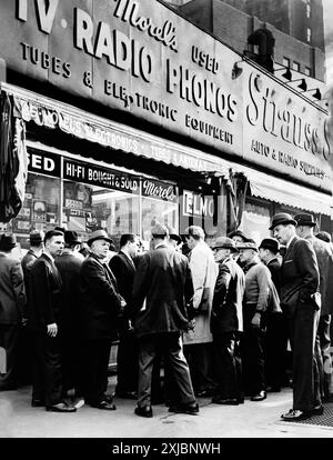 Die Menge hört vor dem Radio-Shop Nachrichten über Präsident Kennedy, Greenwich Street und Dey Street, New York City, New York, USA, O. Fernandez, New York World-Telegram and the Sun Newspaper Photograph Collection, 22. November 1963 Stockfoto