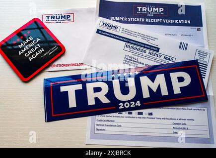 Stillleben von Donald J. Trump Spendenmailing mit einem „Trump 2024“ Stoßfänger-Aufkleber, USA Stockfoto