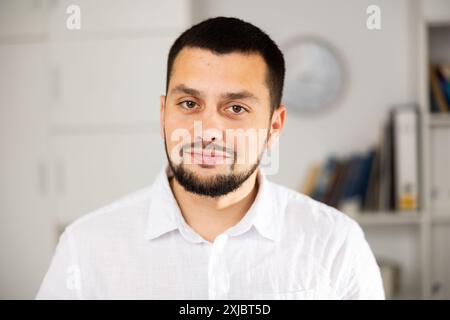 Porträt eines positiven männlichen Büroangestellten Stockfoto