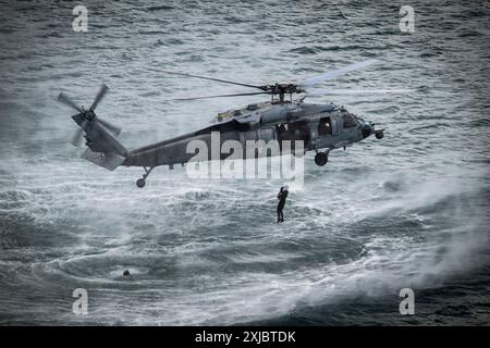 Ein Techniker zur Entsorgung von Sprengkörpern lässt einen Hubschrauber während eines Trainings mit der US Navy, der Republik Korea, Deutschland, Peru und Japan im Rahmen der Übung Rim of the Pacific (RIMPAC) in der Kaneohe Bay, Hawaii, am 16. Juli absteigen. 29 Nationen, 40 Überlandschiffe, drei U-Boote, 14 nationale Landstreitkräfte, mehr als 150 Flugzeuge und 25.000 Mitarbeiter nehmen vom 27. Juni bis 1. August 2024 an der RIMPAC Teil. Die weltweit größte internationale maritime Übung, RIMPAC, bietet eine einzigartige Ausbildungsmöglichkeit und fördert und pflegt kooperative Beziehungen am Stockfoto