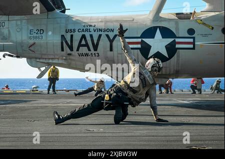 Die US Navy E-2D Advanced Hawkeye startet vom Flugzeugträger USS Carl Vinson (CVN 70) der Nimitz-Klasse, als das Schiff am 15. Juli 2024 an der Force Integration Phase der Übung Rim of the Pacific (RIMPAC) teilnimmt. 29 Nationen, 40 Überlandschiffe, drei U-Boote, 14 nationale Landstreitkräfte, mehr als 150 Flugzeuge und 25.000 Mitarbeiter nehmen vom 27. Juni bis 1. August an der RIMPAC Teil. RIMPAC ist die weltweit größte internationale maritime Übung und bietet eine einzigartige Schulungsmöglichkeit, während die Zusammenarbeit zwischen den Teilnehmern gefördert und aufrechterhalten wird Stockfoto