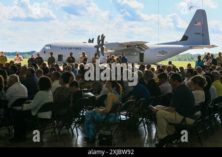 Das erste C-130J-30 Super Hercules Flugzeug des 910th Airlift Wing parkt bei der Ankunftszeremonie am 16. Juli 2024 in Youngstown Air Reserve Station, Ohio. Die Ankunft der C-130J-30 ist die erste in einem dreijährigen Umbau von der derzeitigen C-130H Hercules Flotte auf das neuere Flugzeugmodell. (Foto der U.S. Air Force von Tech. Sgt. Noah J. Tancer) Stockfoto