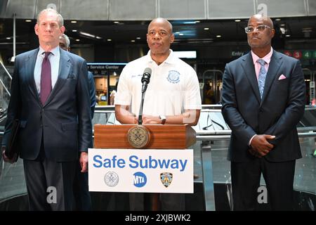 17. Juli 2024, %G: (NEU) Subway Safety in New York City. 17. Juli 2024 New York City, New York, USA seit mindestens Anfang März 2023 versucht die Stadt, die Kriminalität innerhalb des U-Bahn-Systems einzudämmen, einschließlich Sacksuche und Metalldetektoren, bevor sie die U-Bahn betreten. Seit der letzten Pressekonferenz hat Bürgermeister Erich Adams die Medien eingeladen, die Fortschritte seiner Regierung zu zeigen. Er möchte auch die zukünftigen Sicherheits- und Sicherheitspläne zeigen, die teilweise umgesetzt wurden, um mehr Fahrer in das U-Bahn-System zu locken.&#XA;Credit: Victor M. Matos/the Stockfoto