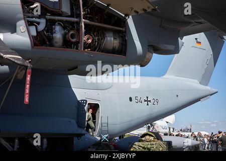 Ein Motor eines A400M Frachters mit ausgebauten Abdeckblechen, um Teile des Innenraums freizulegen, ILA Berlin 2024. Stockfoto