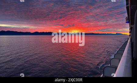 Sonnenuntergang über den Bergen in Alaskas Glacier Bay National Park vom Balkon eines Kreuzfahrtschiffes aus gesehen Stockfoto
