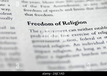 Religionsfreiheit geschrieben im Wirtschafts- und Ethikbuch, Arbeitsrecht Stockfoto
