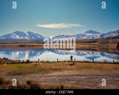 Die Nordalpen spiegeln sich im Lake Clearwater, Mid Canterbury, Neuseeland Stockfoto