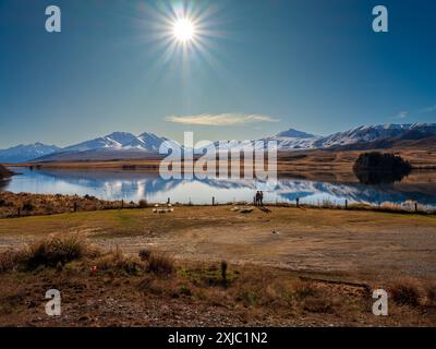 Die Nordalpen spiegeln sich im Lake Clearwater, Mid Canterbury, Neuseeland Stockfoto