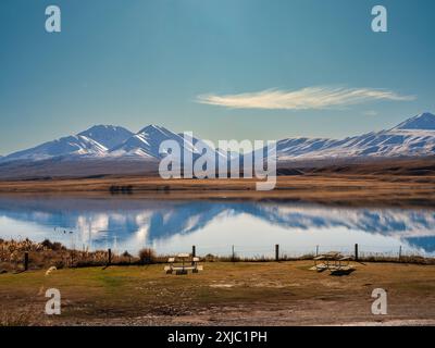 Die Nordalpen spiegeln sich im Lake Clearwater, Mid Canterbury, Neuseeland Stockfoto