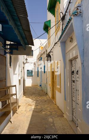 Straße in Medina in Sousse, Tunesien. Mittelalterliche Stadt Hammamet mit farbenfrohen Mauern und Haus Stockfoto