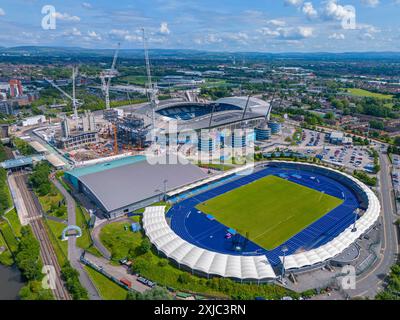 Luftbild des Etihad-Stadions in Manchester City, während die Bauarbeiten die Nordtribüne erweitern. Juli 2024. Stockfoto