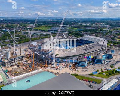 Luftbild des Etihad-Stadions in Manchester City, während die Bauarbeiten die Nordtribüne erweitern. Juli 2024. Stockfoto