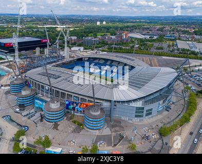 Luftbild des Etihad-Stadions in Manchester City, während die Bauarbeiten die Nordtribüne erweitern. Juli 2024. Stockfoto