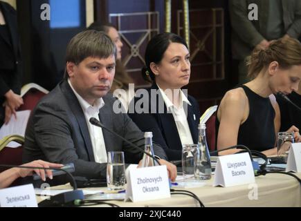 KIEW, UKRAINE - 17. JULI 2024 - amtierender Minister für Gemeinschaften, Gebiete und Infrastrukturentwicklung der Ukraine Wasyl Schkurakow und Berater - Präsidialkommissarin für barrierefreie Umwelt Tetiana Lomakina nehmen an der Sitzung des Rates für Menschenrechte Teil, Gleichstellung und Diversität im Ministerium für auswärtige Angelegenheiten der Ukraine zum Thema: "Inklusion und barrierefreie Ukraine: Engagement, Kooperation und internationale Unterstützung in Zeiten des Krieges", Kiew, Hauptstadt der Ukraine Stockfoto