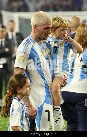 Argentiniens Mittelfeldspieler Rodrigo de Paul mit seinen Kindern während der Feier, nachdem er Kolumbien besiegt und am 14. Juli 2024 das Finale der Copa América USA 2024 zwischen Argentinien und Kolumbien im Hard Rock Stadium gewonnen hatte. Stockfoto