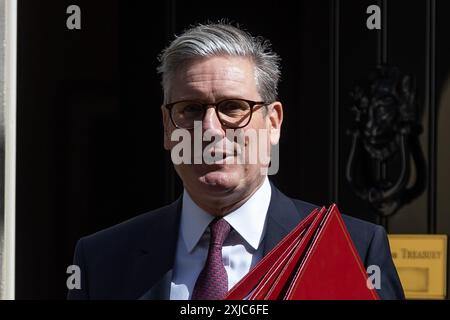 London, Großbritannien. Juli 2024. Premierminister Keir Starmer verlässt die Downing Street, um an der Eröffnung des Parlaments in London teilzunehmen. König Karl III. Wird an seiner zweiten parlamentseröffnung teilnehmen, der ersten für eine Labour-Regierung seit 2009. Quelle: SOPA Images Limited/Alamy Live News Stockfoto