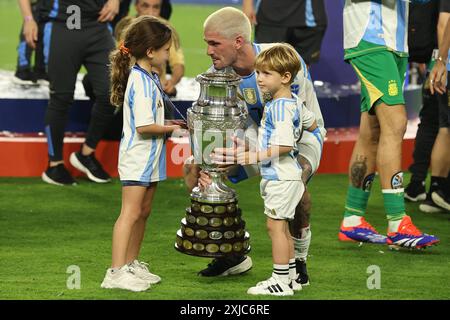 Argentiniens Mittelfeldspieler Rodrigo de Paul C feiert mit seinen Kindern und der Trophäe, nachdem er am 14. Juli 2024 gegen Kolumbien mit 1 0 besiegt und das Finale der Copa AmÃ rica USA 2024 zwischen Argentinien und Kolumbien im Hard Rock Stadium gewonnen hat Copyright: XALEJANDROxPAGNIx Stockfoto