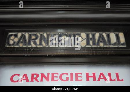 New York, USA. Juli 2024. Das Schild für die Carnegie Hall befindet sich am Eingang der Carnegie Hall in Manhattan, New York City. (Credit Image: © Jimin Kim/SOPA Images via ZUMA Press Wire) NUR REDAKTIONELLE VERWENDUNG! Nicht für kommerzielle ZWECKE! Stockfoto