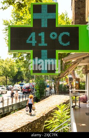 Heißes Wetter hohe Temperaturen in Tirana Albanien Europa. 41 Grad Celsius auf einem Apothekendisplay neben der Tanners' Bridge. 41 °C = 105,8 Fahrenheit Stockfoto