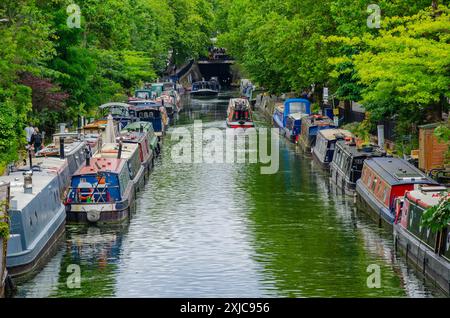 Schmalboote liegen am Rande des Grand Union Canal Paddington Arm, einer ruhigen, ruhigen Lage mitten in der geschäftigen Stadt London Stockfoto