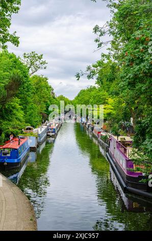 Schmalboote liegen am Rande des Grand Union Canal Paddington Arm, einer ruhigen, ruhigen Lage mitten in der geschäftigen Stadt London Stockfoto