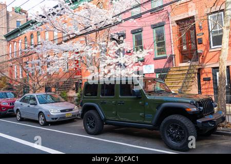 New York City, USA - 31. März 2024: 2021 Jeep Wrangler Unlimited Rubicon 392 in einer Reihe geparkt, Seitenansicht Stockfoto