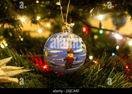 Weihnachtskugel an einen Weihnachtsbaum hängen Stockfoto