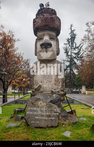 Ein großer Stein gemeißelter Moai von den Rapa Nui-Völkern der Osterinsel in Alameda, Downtown Santiago do Chile Stockfoto