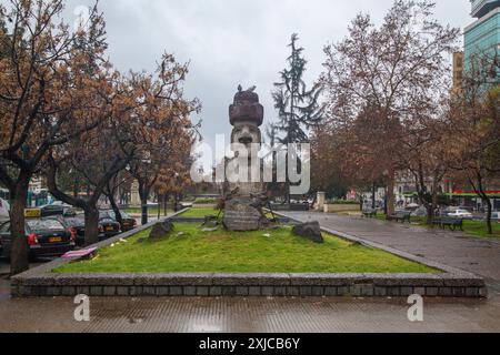 Ein großer Stein gemeißelter Moai von den Rapa Nui-Völkern der Osterinsel in Alameda, Downtown Santiago do Chile Stockfoto