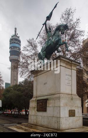 General San Martin Bronze Reitdenkmal und Entel Tower Downtown Santiago de Chile Stockfoto