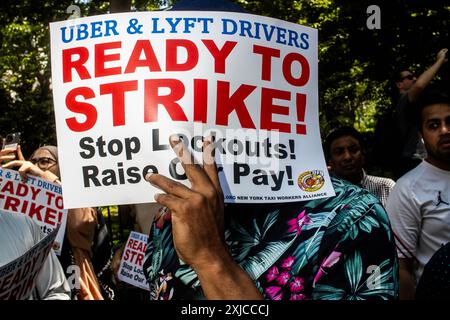 New York City, USA. Juli 2024. Uber und Lyft-Fahrer marschieren am 17. Juli 2024 zum Uber-Hauptquartier in New York. Die Organisatoren sprachen davon, dass Uber Fahrer aus der App aussperrt, um sie nicht zu bezahlen. (Foto: Jonathan Fernandes/SIPA USA). Quelle: SIPA USA/Alamy Live News Stockfoto