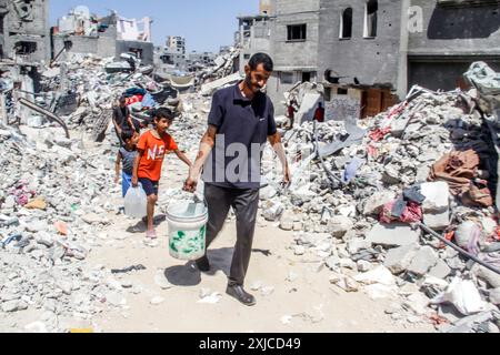 Gaza. Juli 2024. Familienangehörige von Ahmed Shinbari holen am 17. Juli 2024 Wasser in den nördlichen Teilen des Gazastreifens. Etwa 67 Prozent der Wasser-, Sanitär- und Infrastruktur im Gazastreifen wurden zerstört oder beschädigt, sagte das Hilfswerk der Vereinten Nationen für Palästinaflüchtlinge im Nahen Osten (UNRWA) auf der Social-Media-Plattform X im Juni. Quelle: Mahmoud Zaki/Xinhua/Alamy Live News Stockfoto